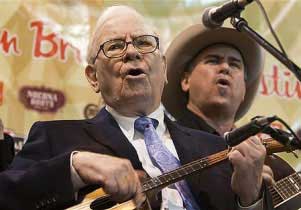 Warren Buffet entertaining a crowd / Flickr